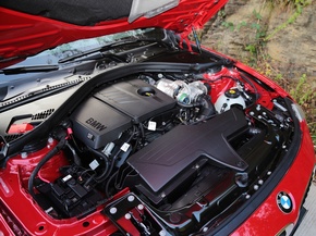 华晨宝马  316i 1.6T 发动机局部特写