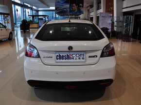 MG 掀背 1.8DVVT TST 车辆正后方尾部视角