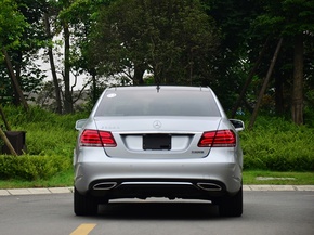 北京奔驰 E300L 3.0L 自动 车辆正后方尾部视角
