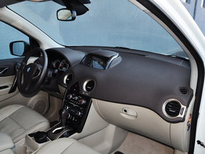 雷诺  2.5L CVT 中控台右侧