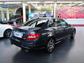 北京奔驰  C300 3.0L AT 车辆右侧尾部视角