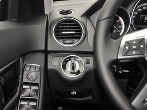 北京奔驰  C180 1.8T AT 方向盘左后仪表台