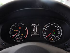 一汽-大众  1.8TSI 自动 方向盘后方仪表盘