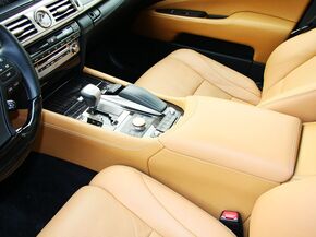 雷克萨斯  600hL 手套箱整体特写