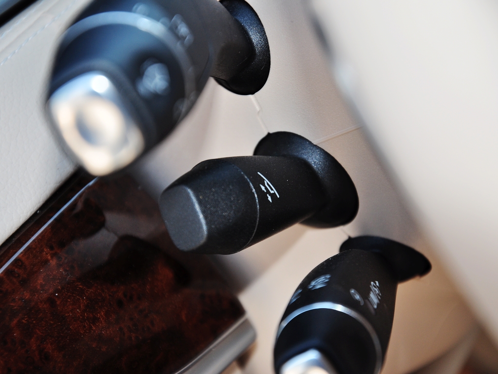 奔驰(进口)  S400L 3.5L AT 车辆点火开关特写