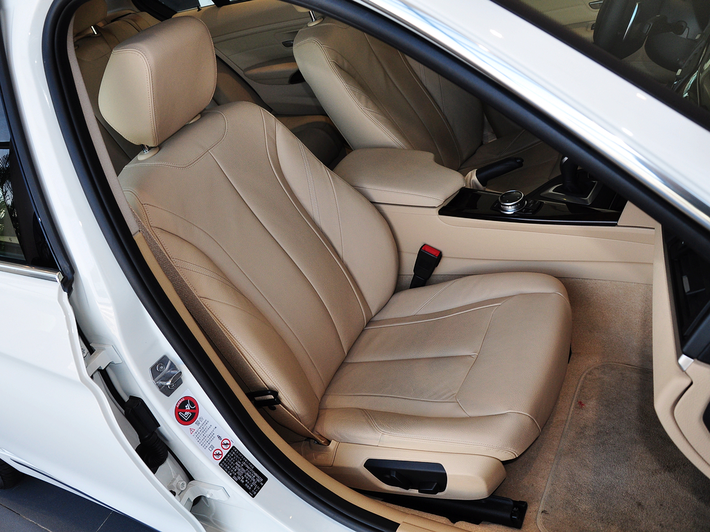 华晨宝马 328Li 副驾驶席座椅45度特写
