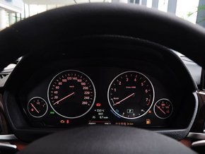 华晨宝马  328Li 方向盘后方仪表盘