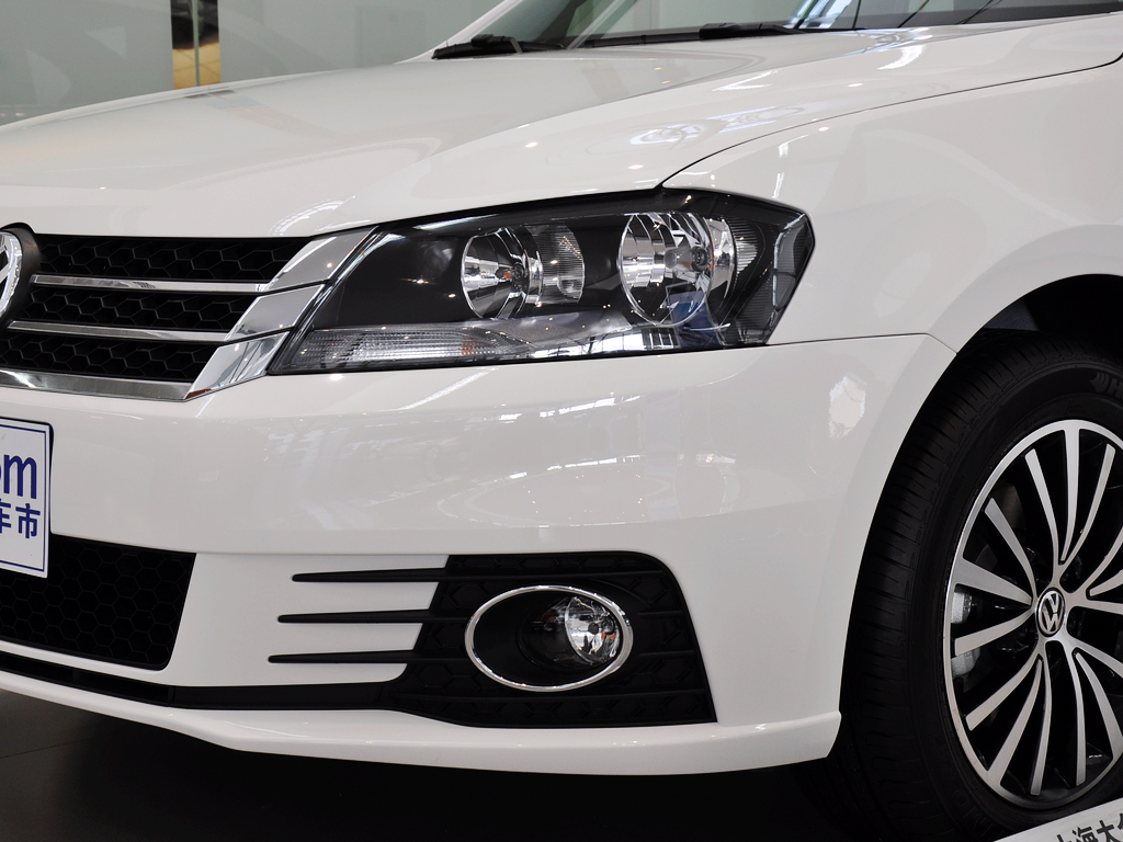 上海大众  1.6L 自动 车辆左前大灯45度视角