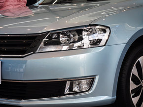 上海大众  1.4TSI DSG 车辆左前大灯45度视角