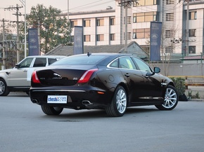 捷豹  XJL 3.0 SC 车辆右侧尾部视角