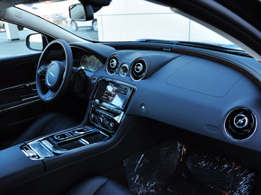 捷豹  XJL 2.0T 中控台右侧