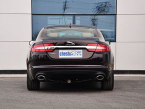 捷豹  XF 2.0T 车辆正后方尾部视角