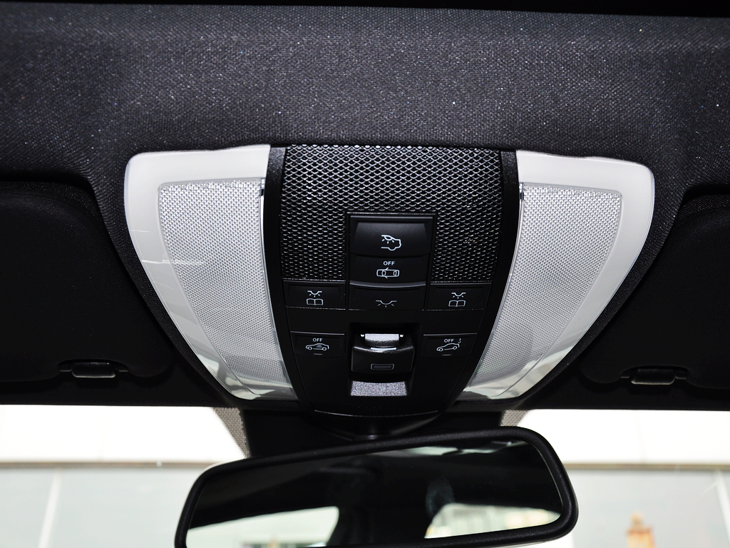 奔驰AMG  C63 AMG Coupe Edition 507 前排车顶中央特写