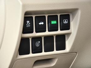 东风日产 公爵 2.5L XV 方向盘左后仪表台