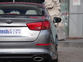 东风悦达起亚  2.0L AT 车辆右后大灯正视角