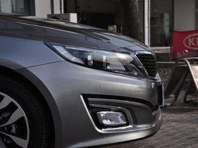 东风悦达起亚  2.0L AT 车辆右前大灯正侧视角