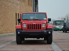 Jeep  3.0L 自动 车头正面视角