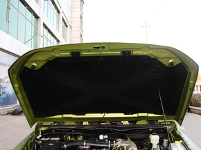 北京汽车  2.4L 手动 发动机罩特写