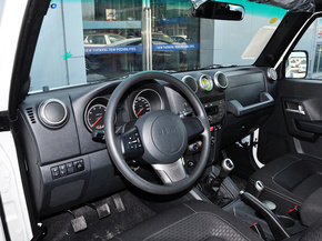 北京汽车  2.4L 手动 中控台左侧