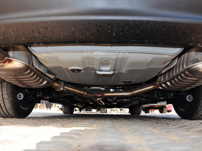 东风悦达起亚  2.0T AT 后底部特写