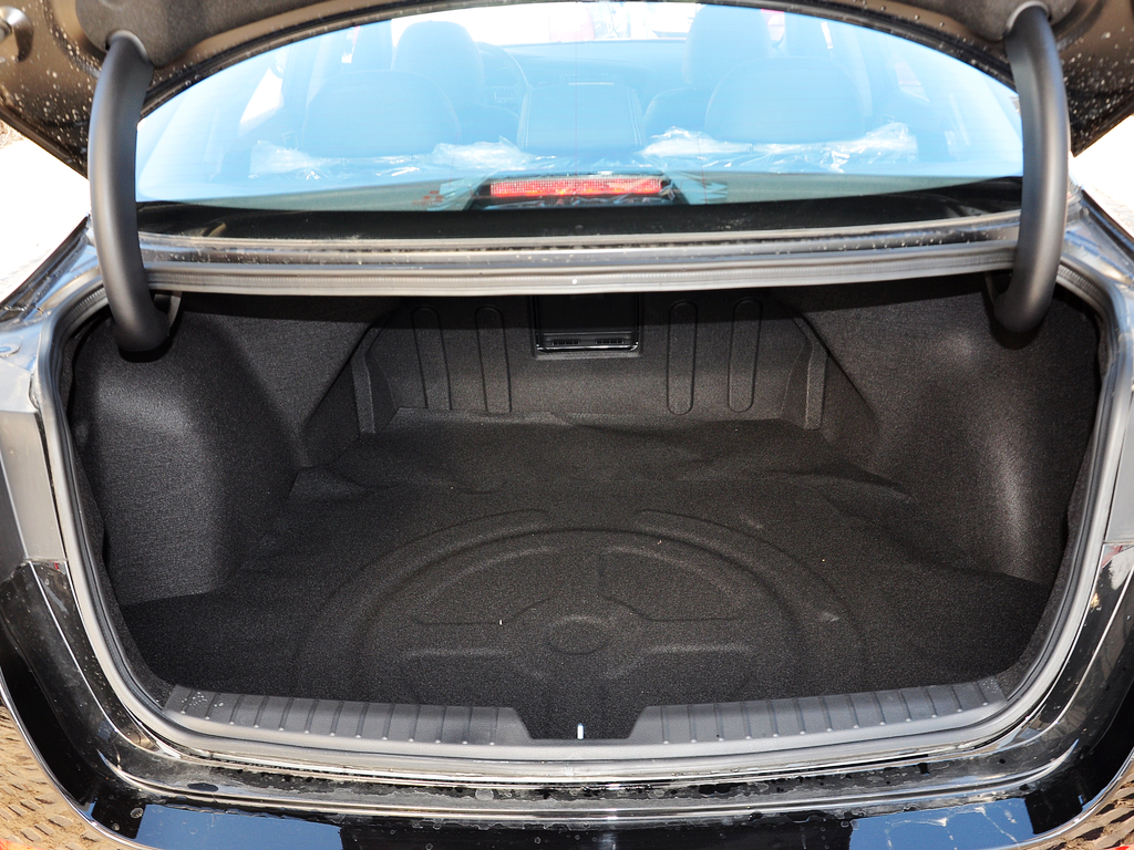 东风悦达起亚  2.0T AT 后备箱局部特写