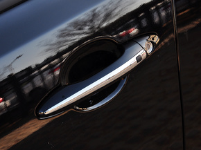 东风悦达起亚  2.0T AT 驾驶席车门把手特写