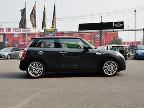 MINI  COOPER S 车辆正右侧