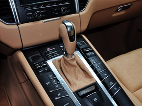 保时捷  Macan 挂档把手特写