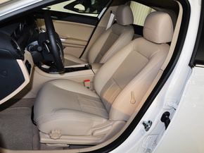 上汽荣威  550S 1.8L 自动 驾驶席座椅前45度视图