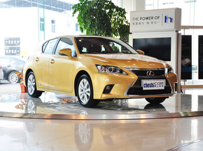 雷克萨斯 200h 1.8L CVT 车辆右侧45度角