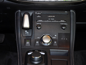 雷克萨斯  200h 1.8L CVT 中控台下方特写