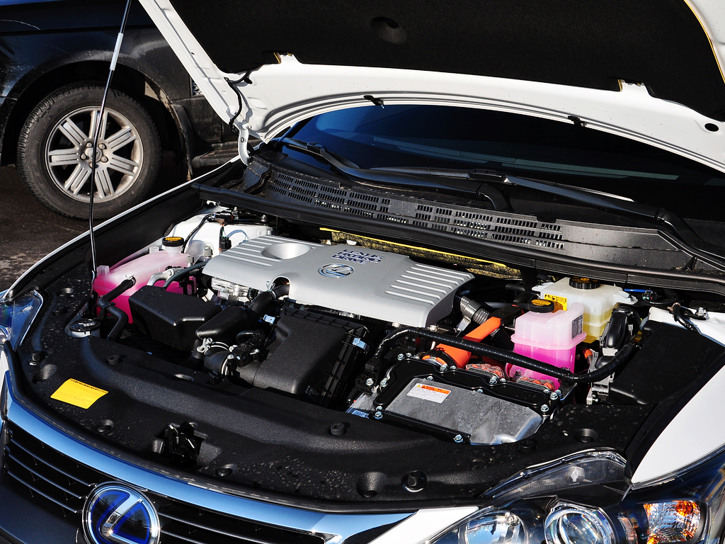 雷克萨斯 200h 1.8L CVT 发动机主体特写