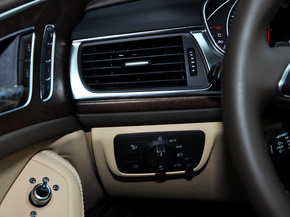 一汽奥迪  50 TFSI 方向盘左后仪表台