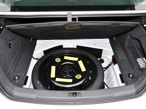 一汽奥迪  30 FSI 打开后备箱内盖板特写