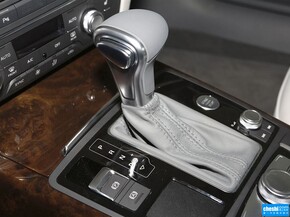 一汽奥迪  30 FSI 挂档把手特写