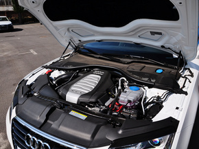 奥迪(进口)  2.5L CVT 发动机主体特写