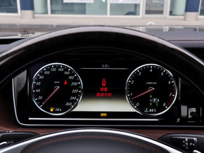 奔驰(进口)  S500L 4.7T 自动 方向盘后方仪表盘