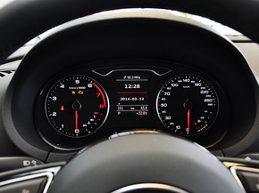奥迪(进口) 40TFSI 1.8T DCT 方向盘后方仪表盘