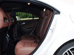 奔驰(进口) CLA260 第二排座椅正视图