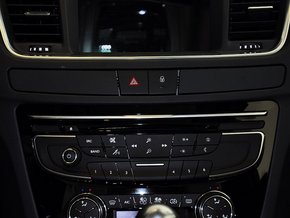 东风标致  2.3L 自动 中控台中央特写