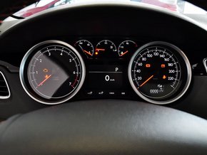 东风标致  2.3L 自动 方向盘后方仪表盘