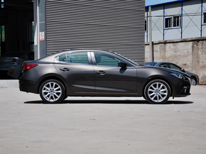 长安马自达  三厢 2.0L 自动 车辆正右侧