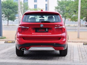 宝马(进口)  xDrive20i 车辆正后方尾部视角
