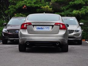 沃尔沃亚太  2.0T 自动 车辆正后方尾部视角