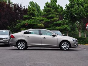 沃尔沃亚太  2.0T 自动 车辆正右侧