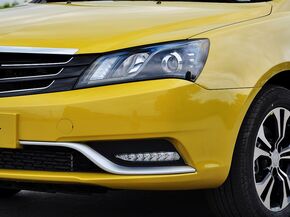 吉利汽车  两厢 1.3T CVT 车辆左前大灯45度视角