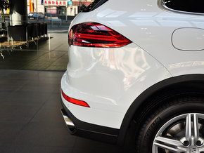 保时捷  Cayenne 3.0T 车辆右后大灯正侧视角