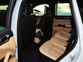 保时捷  Cayenne 3.0T 第一排座椅靠背后方