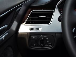 奥迪(进口) 45 TFSI 方向盘左后仪表台