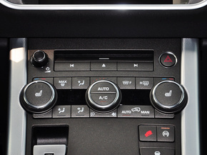 路虎 2.0T 中控台下方特写